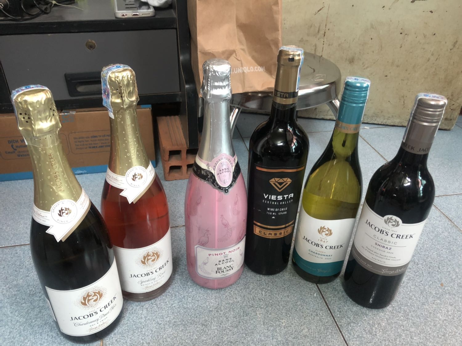 Giao nhanh, chai này đúng là best before 6/2021. Cũng ko phải là ko uống được, nhưng giá ko rẻ mà bán hàng cũ thì đúng là ko ai ưng! Chưa tính tới chuyện đem tặng thì cũng rất kỳ!