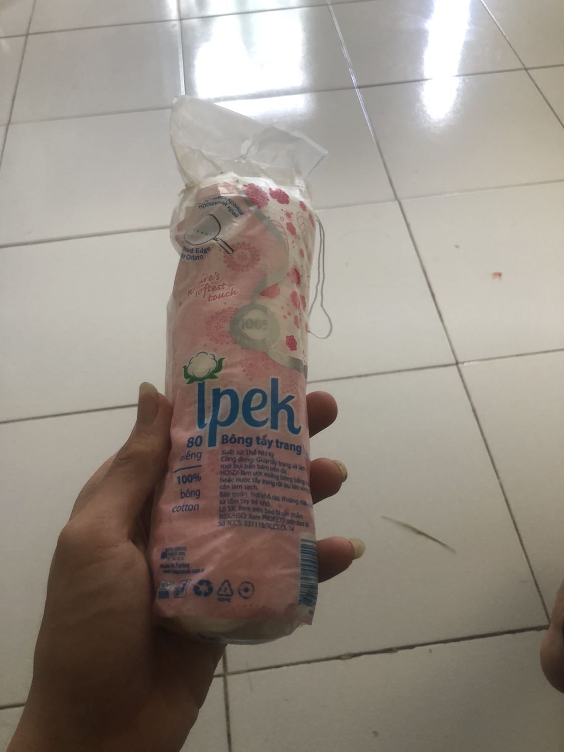 Lúc đầu shop bảo không giao vì giá bị lỗi, nhưng shop vẫn giao. Hàng thì khá ok, cái vỏ kem thì đc niêm phong bằng tem và chưa bị bóc ra. Còn được tặng kèm cả cái bông tẩy trang nữa, khá là xinh. Mỗi tội là cskh của shop này hơi chậm, chậm thực sự ấy nhưng sản phẩm vẫn ok nha