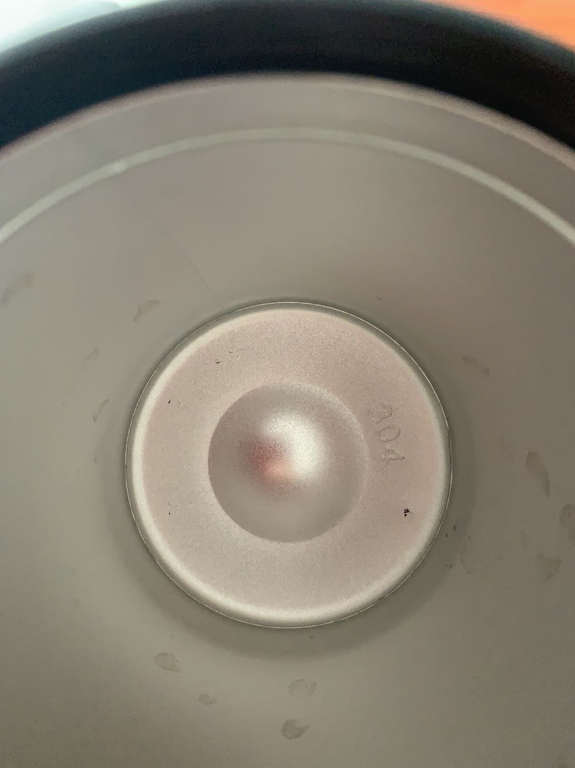 Ly inox 304 phần đáy không liền khối. Chất lượng bình thường. Sử dụng thời gian dài phần đáy khả năng mất lớp mạ