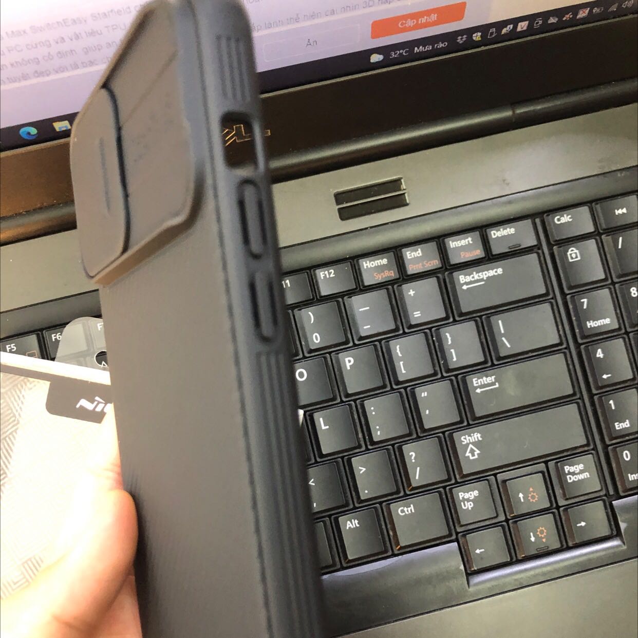 Shop tư vấn nhiệt tình. Giao hàng nhanh lắm luôn, sản phẩm đẹp, vừa y điện thoại. Đáng mua lắm ạ. Cảm ơn shop nhiều ạ