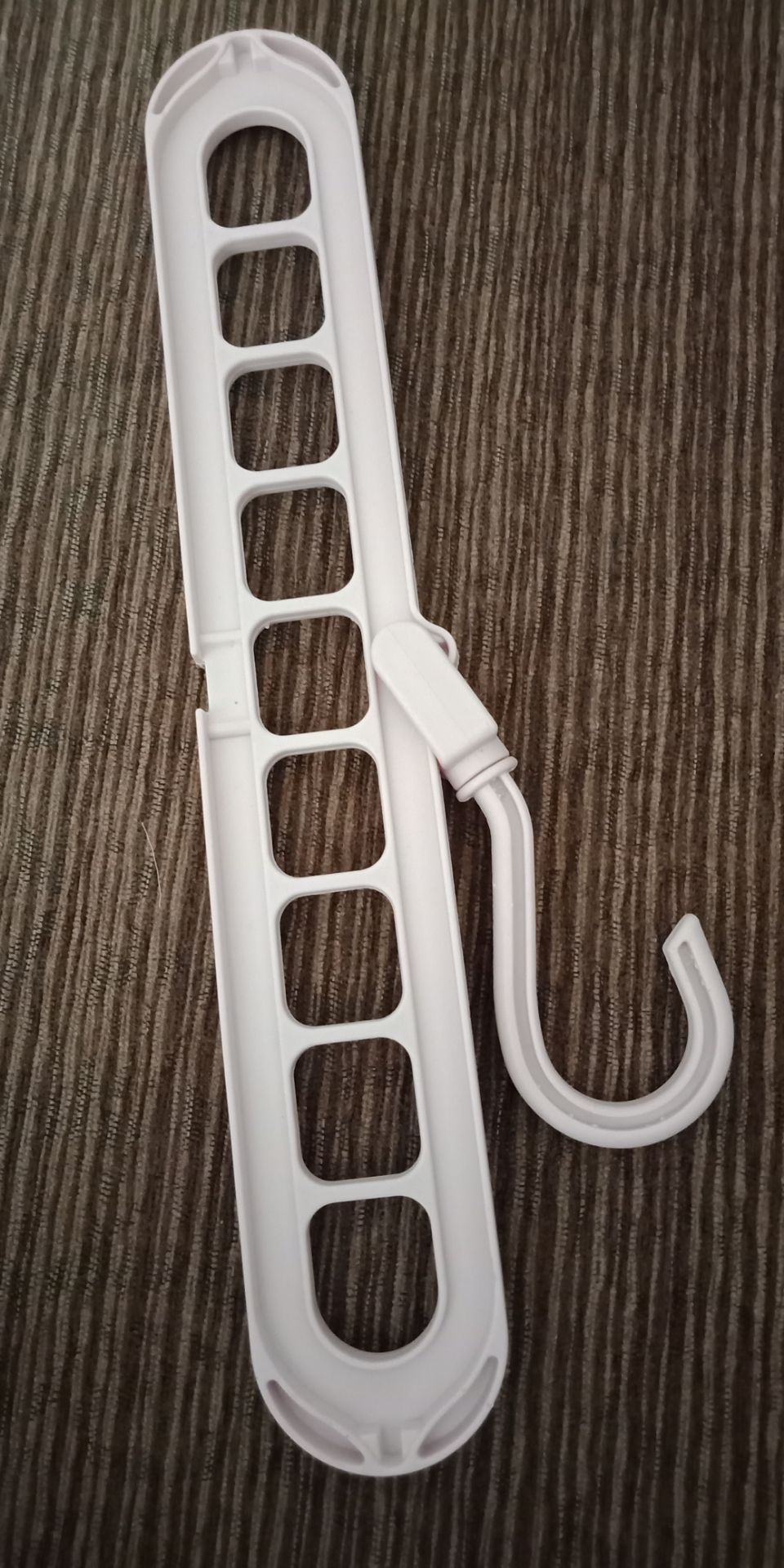 Móc chắc chắn, nhựa tốt, treo được đồ nặng, màu sắc đẹp mà giá cả lại hợp lí. Khuyến khích mọi người mua!