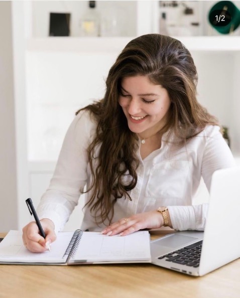 Bất kì ai có gia đình và có con cũng nên đọc quyển sách này nhé ạ. Cuốn sách ko tập trung vào giải quyết hành vi của con mà tập trung vào giá trị cũng như hệ thống niềm tin cần thay đổi của bậc làm cha mẹ. Làm cha mẹ tỉnh thức là thực sự quay về bên trong để hiểu mình, chữa lành những tổn thương từ quá khứ, phá bỏ những giới hạn của bản thân để hiểu con và hêu con sâu sắc hơn. 
Rất nên mua đọc nhé các bậc phụ huynh muốn nuôi con trong niềm vui và sự an lạc!