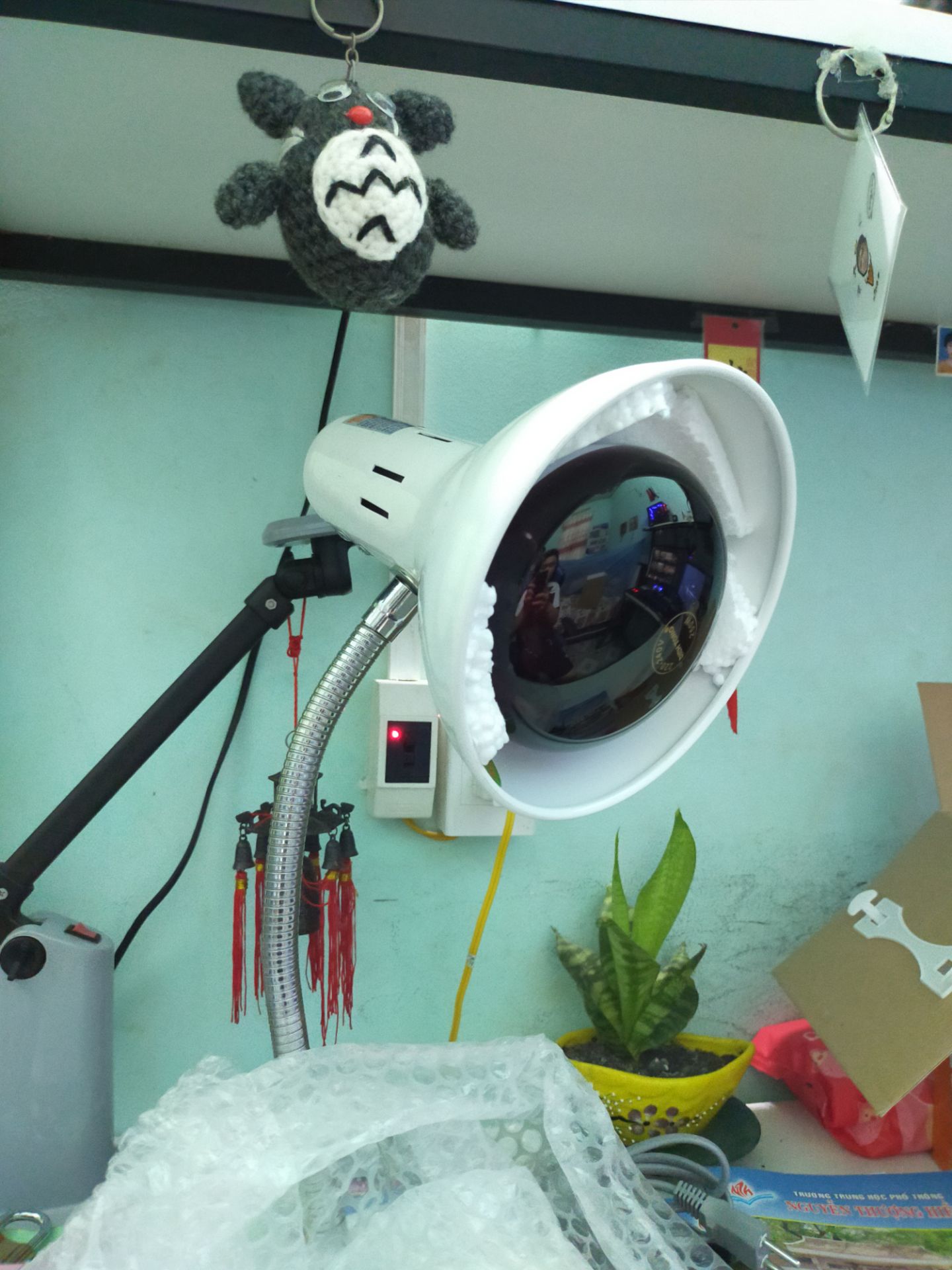 Lúc đầu coi đánh giá hơi quan ngại nhưng nhận rồi không hiểu mấy bạn đó đánh giá kiểu gì, Shop đóng gói khá tốt, thùng bên ngoài, lót mót 4 vách bên trong, giữa là hộp sản phẩm, trong hộp thì có lót mót ở phần bóng đèn, bọc chống sốc nilong tổ ong nữa.
Đèn chính hãng, có hộp, giấy bảo hành, tem chống hàng giả luôn. Xài rất tốt, điều chỉnh được các mức độ. Với mức giá quá tốt như vậy là quá hài lòng.