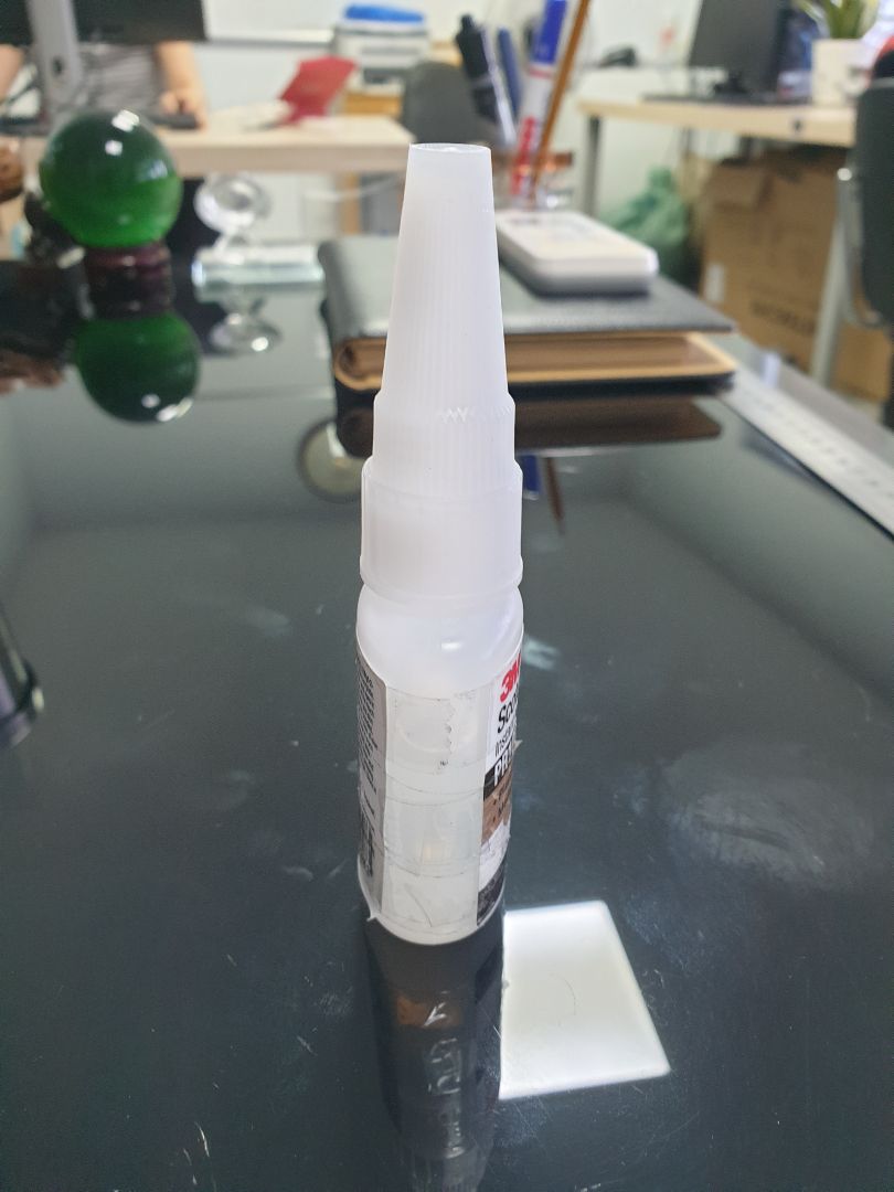 Chưa biết dùng sao nhưng hàng 3M made in England mà nhận ko có hộp, nhãn thì lấy băng keo dán vòng quanh thế này là thấy run rồi kkkk. *** đạn!