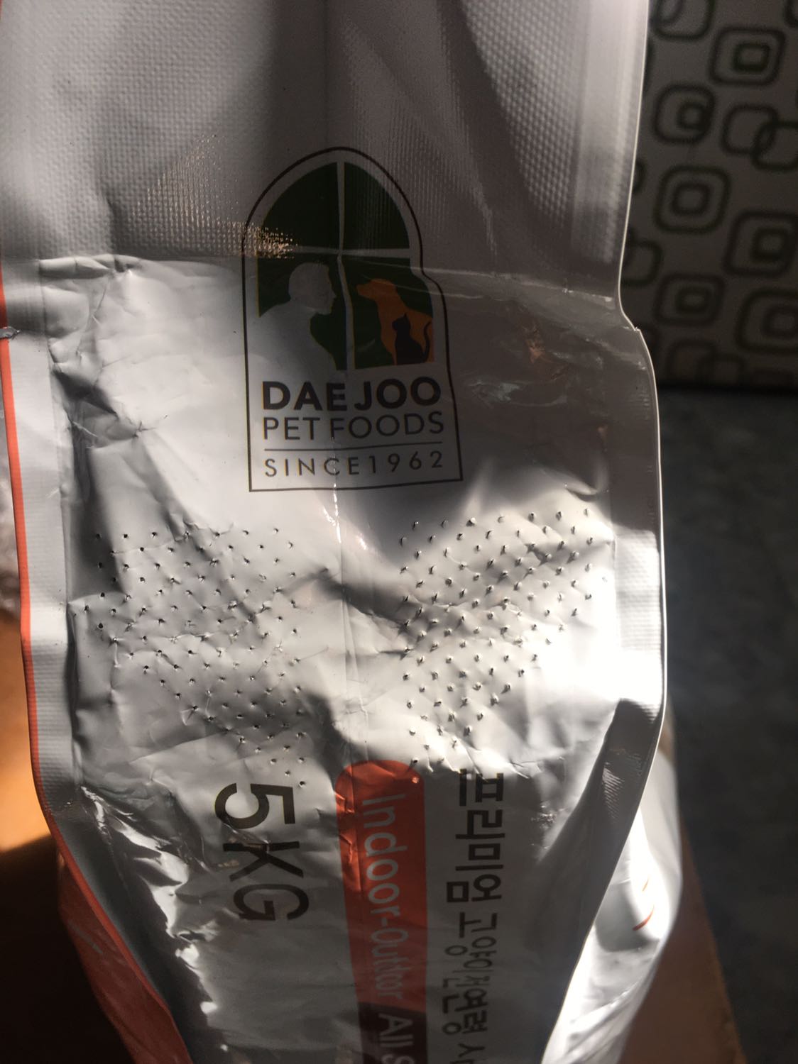 Phát hiện nhiều lỗ nhỏ hình tam giác bê hông trái sản phẩm mình không biết là do có sẵn khi đóng gói hay shop đục những lỗ như vậy để khi ship hàng không bị dồn ép không khí gây rách bao? Hạn dùng rất lâu nhưng bị đục lỗ như vầy không biết có bị ảnh hưởng chất lượng sản phẩm hay không? Mình có mua hộp thức ăn cho mèo loại hộp thiếc được shop bán gói rất kỹ và đặt trong thùng giấy trong khi hạt đặt trong bao plastic như này thì lại chỉ bao sơ sơ và không có thùng để đảm bảo an toàn. Hi vọng Tiki xem xét lại quy cách đóng gói khi ship hàng cho khách! Mình vẫn nhận hàng đánh giá 5 sao cổ vũ shop và Tiki hoàn thiện hơn!!! Phát hiện nhiều lỗ nhỏ hình tam giác bê hông trái sản phẩm mình không biết là do có sẵn khi đóng gói hay shop đục những lỗ như vậy để khi ship hàng không bị dồn ép không khí gây rách bao? Hạn dùng rất lâu nhưng bị đục lỗ như vầy không biết có bị ảnh hưởng chất lượng sản phẩm hay không? Mình có mua hộp thức ăn cho mèo loại hộp thiếc được shop bán gói rất kỹ và đặt trong thùng giấy trong khi hạt đặt trong bao plastic như này thì lại chỉ bao sơ sơ và không có thùng để đảm bảo an toàn. Hi vọng Tiki xem xét lại quy cách đóng gói khi ship hàng cho khách! Mình vẫn nhận hàng đánh giá 5 sao cổ vũ shop và Tiki hoàn thiện hơn!!!