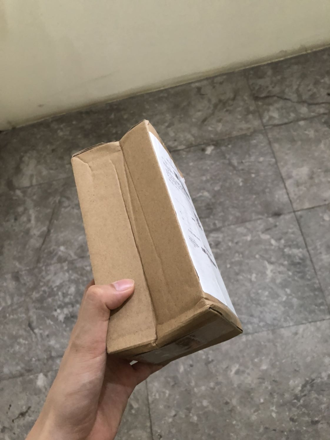M mua ở Picare, hộp, tem nhãn, gói ghém đàng hoàng, date khá xa. 
Chất kem hơi dính nhưng không làm bóng nhờn, mình bôi từ sáng lúc đi làm đến chiều tối về thấy mặt mũi bình thường, kem không làm lên tông da hoặc giảm tông gì nhé. Chưa thấy dị ứng gì, mong là tương lai vẫn duy trì.
Trước khi mua, m cũng tra mấy chuyên trang web nước ngoài có uy tín xem kem chống nắng nào phù hợp cho bầu (m đang bầu 6 tháng) thì họ đánh giá kem này phù hợp. Hè nắng thế này mà không có kem chống nắng chắc sinh xong là mặt nám xám xịt vào ^^