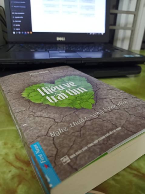 bìa sách làm mình ấn tượng đầu tiên là à, in đẹp, đáng tiền mua. Đọc xong lần 1, à, ra là trên mảnh đất khô cằn nứt nẻ như cuộc sống muôn và khó khăn này, ta hãy giữ cho mình trái tim xanh tươi, tràn đầy yêu thương, thiện lành thì cuộc sống sẽ nhẹ nhàng. cá nhân mình thấy, có lẽ mỗi giai đoạn của cuộc đời, đọc sách, sẽ cảm sâu hơn