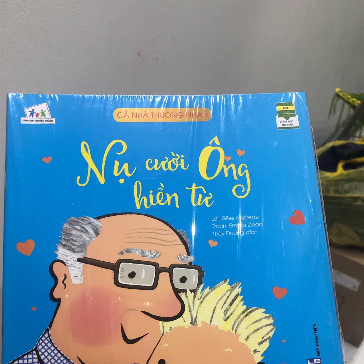 Sách được bọc cẩn thận. Hàng đẹp