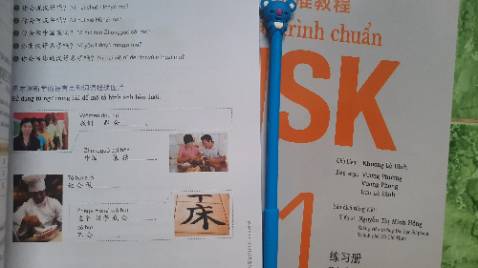 Giao hàng nhanh, sách đẹp lắm mọi người ơi. Sách bài học thì có màu, còn sách bài tập thì trắng đen. Được tặng kèm 1 cây bút quá dễ thương nữa.