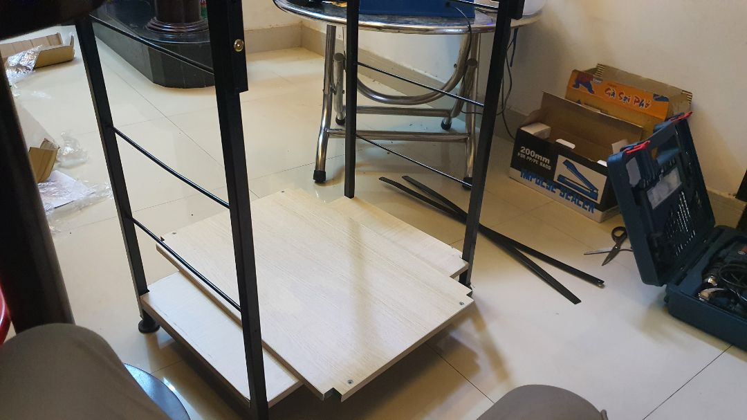 Sản phẩm không giống như hình, thiếu thanh lắp tầng 2. Bề mặt bị sứt  mẻ.