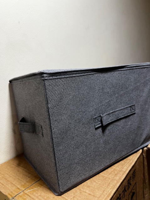 Hộp dày dặn cứng cáp đựng được khá nhiều đồ màu sắc sang lắm giống ảnh mẫu. Hộp có kèm nắp liền gấp lại đc nha mn. Mình mua về cho cả bố mẹ thấy để phòng khá sang. Tuy nhiên vải phần đế mình thấy hơi mỏng chút nhưng để đồ là vừa. Giao hàng ko nhanh lắm nhưng lần sau vẫn ủng hộ tiếp