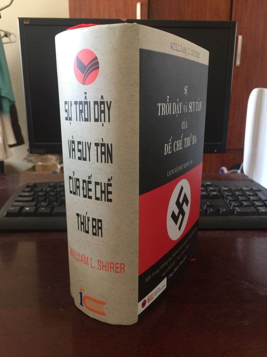 1. Cuốn sách giúp hiểu về Đức Quốc Xã
2. Ai muốn tìm hiểu về CTTG thì nên tìm cuốn này
3. Hình thức đẹp bắt mắt, chữ đọc rất rõ, sách dày
4. Sách vận chuyển tốt bao bọc cẩn thận, còn một vài chỗ điểu khuyết nhưng ko đánh nói.
Nếu có 4 sao rưỡi thì có lẽ tốt hơn bởi 5 sao thì hơi hoàn hảo quá mức, còn nếu chọn 4 sao thì thực sự chỉ giành cho người khó tính về nội dung