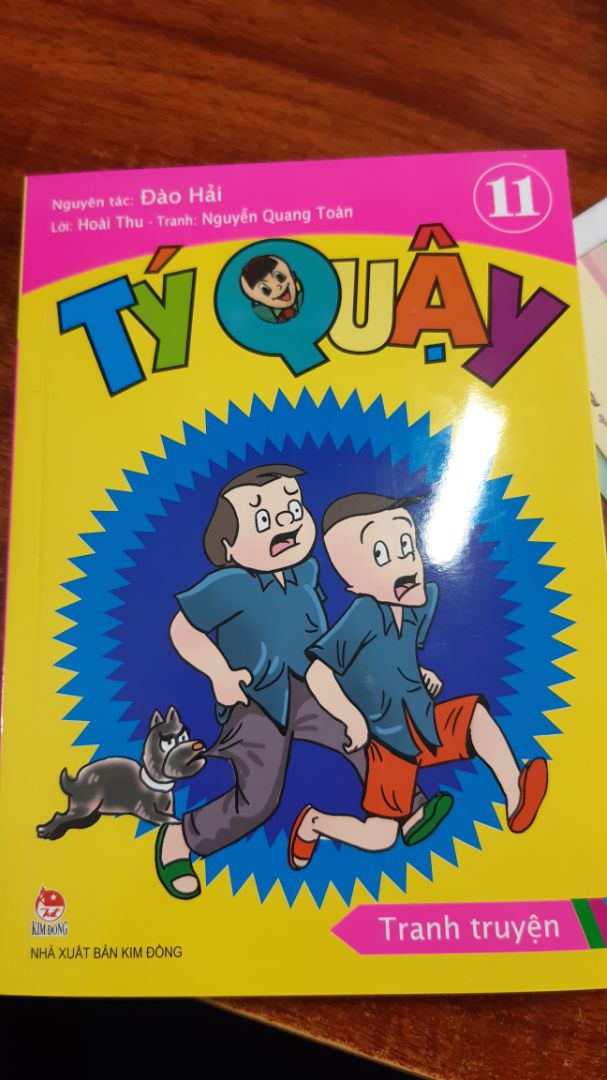Tiki làm việc rất nhanh, vừa đặt tối qua sáng nay nhận được luôn.
bộ truyện tuổi thơ hôm nay lại tiếp tục với tập 11.
nét vẽ còn hạn chế một chút nên làm cho hồn truyện cũng giảm đi...
vẫn thích nét vẽ của tập 1, tập 2 hơn.
