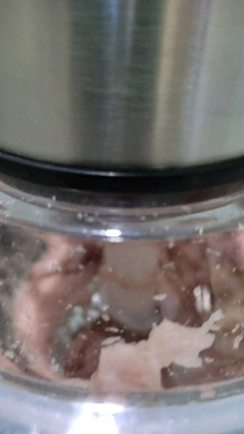 hàng xịn có khác, nhận hàng là tui ưng quá trời luôn. lưỡi dao sắc, cối xay bằng thủy tinh chắc chắn, động cơ nhẹ êm, bảo hành 24tháng. shop tư vấn rất nhiệt tình. tui xay thịt làm chả rồi, nhuyễn lắm mọi người ạ. sẽ ủng hộ shop thêm