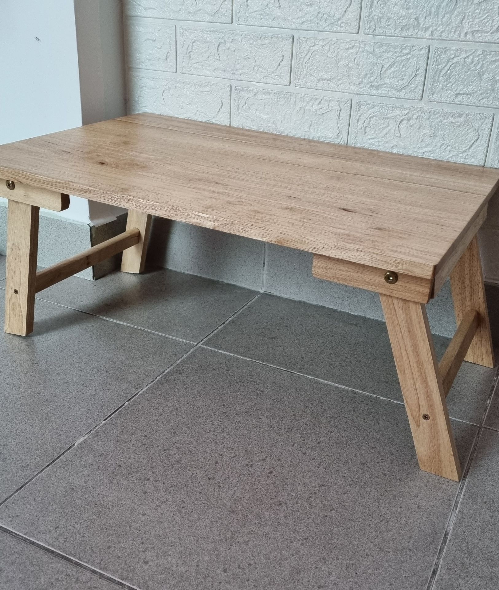 có 1 ốc vặn hơi lỏng lẻo, tự vặn lại thì bàn mới chắc chắn. Hàng đẹp, gọn, giao nhanh trong 2h.
Ôi, mới dùng 1 lần xếp lại, mang ra dùng lẩn 2 thì ốc bung ra hết, vặn bị trơn tuột, nản thế ( hình 2)