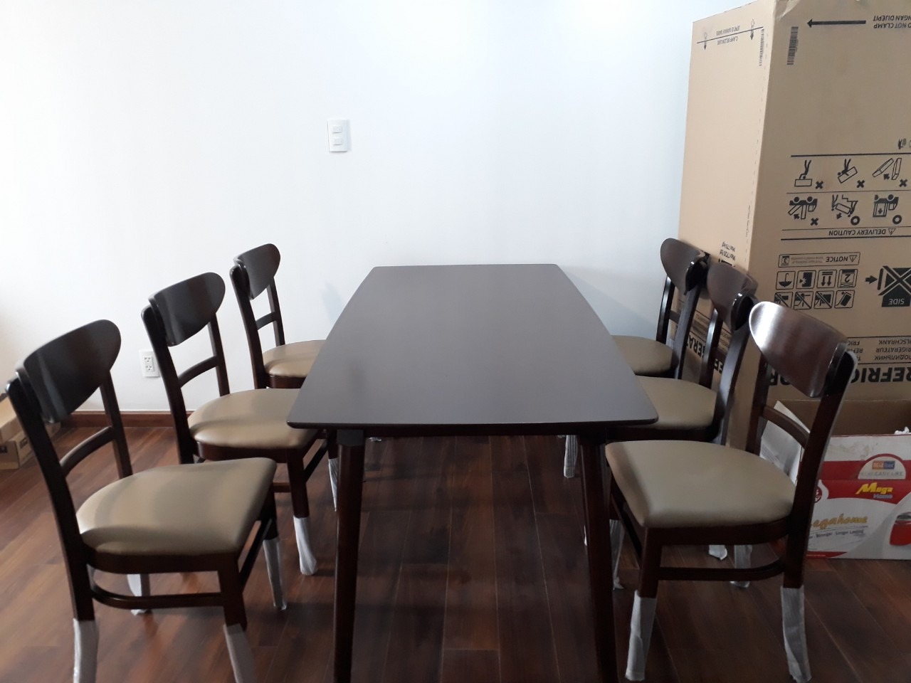 Tôi đặt mua bộ bàn màu vàng, nhưng tiki giao màu nâu tối.