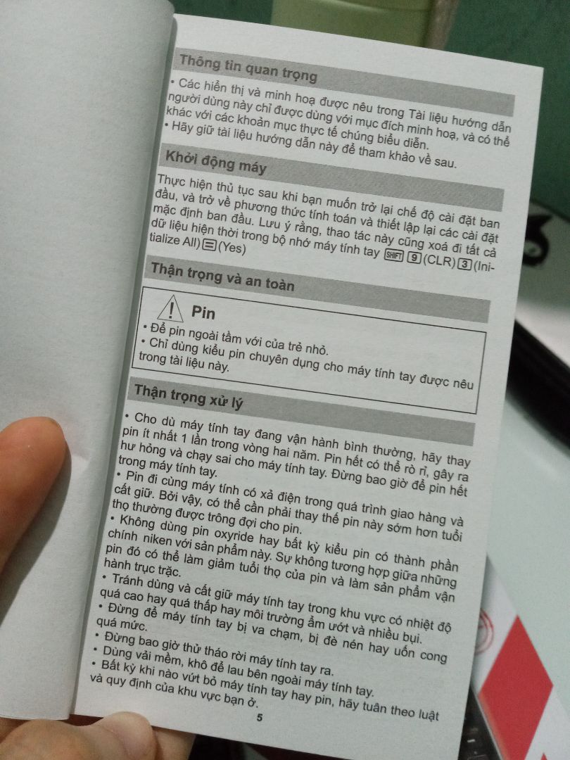 Máy bóng *** lộn, đẹp không chê vào đâu được, cầm trên tay thì trông sang chảnh thôi rồi luôn. Máy này nhẹ hơn máy Casio 580 nên cầm sướng tay, bấm cũng phê hơn. Đóng gói cẩn thận và giao hàng siêu nhanh.