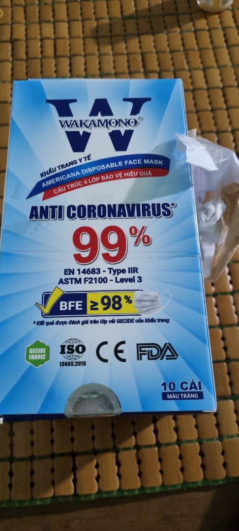 khẩu trang lần này khác với khẩu trang mấy lần trước. Khui ra thì khẩu trang mỏng hơn và màu sắc ngoài vỏ hộp cũng khác, đóng hàng không có keo chữ Tiki bên ngoài.