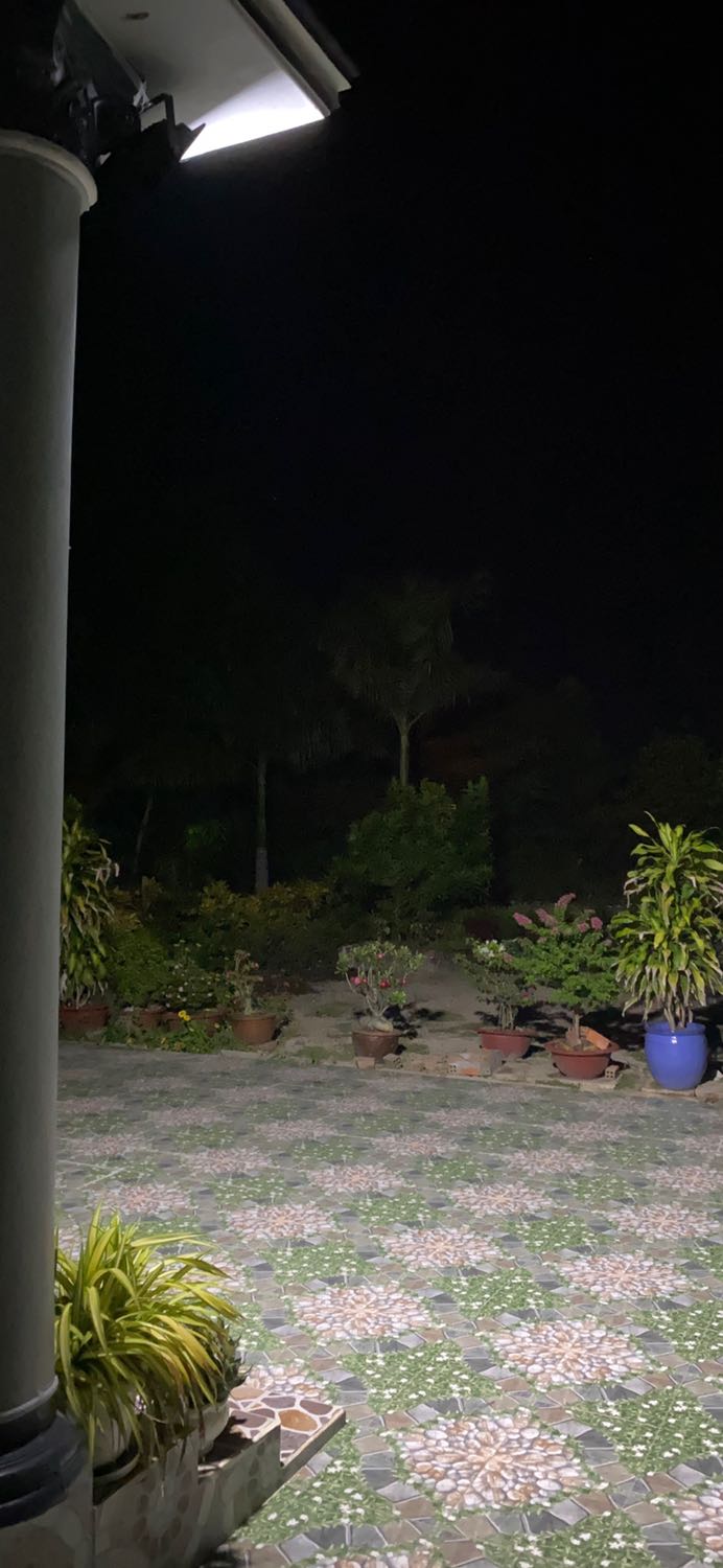 Sử dụng ngày đầu tiên từ 18h30 đến 22h thì đèn đã rất yếu sáng, chừng 50% so với lúc mới bật, thấy nhiều người đánh giá tốt, chiếu sáng đến tận buổi sáng hôm sau, của mình pin yếu quá! Mua 1 cái dùng thử để bít tốt hay ko mua thêm, chưa bít bền hay không nhưng cho là tạm được trong ngày đầu tiên!