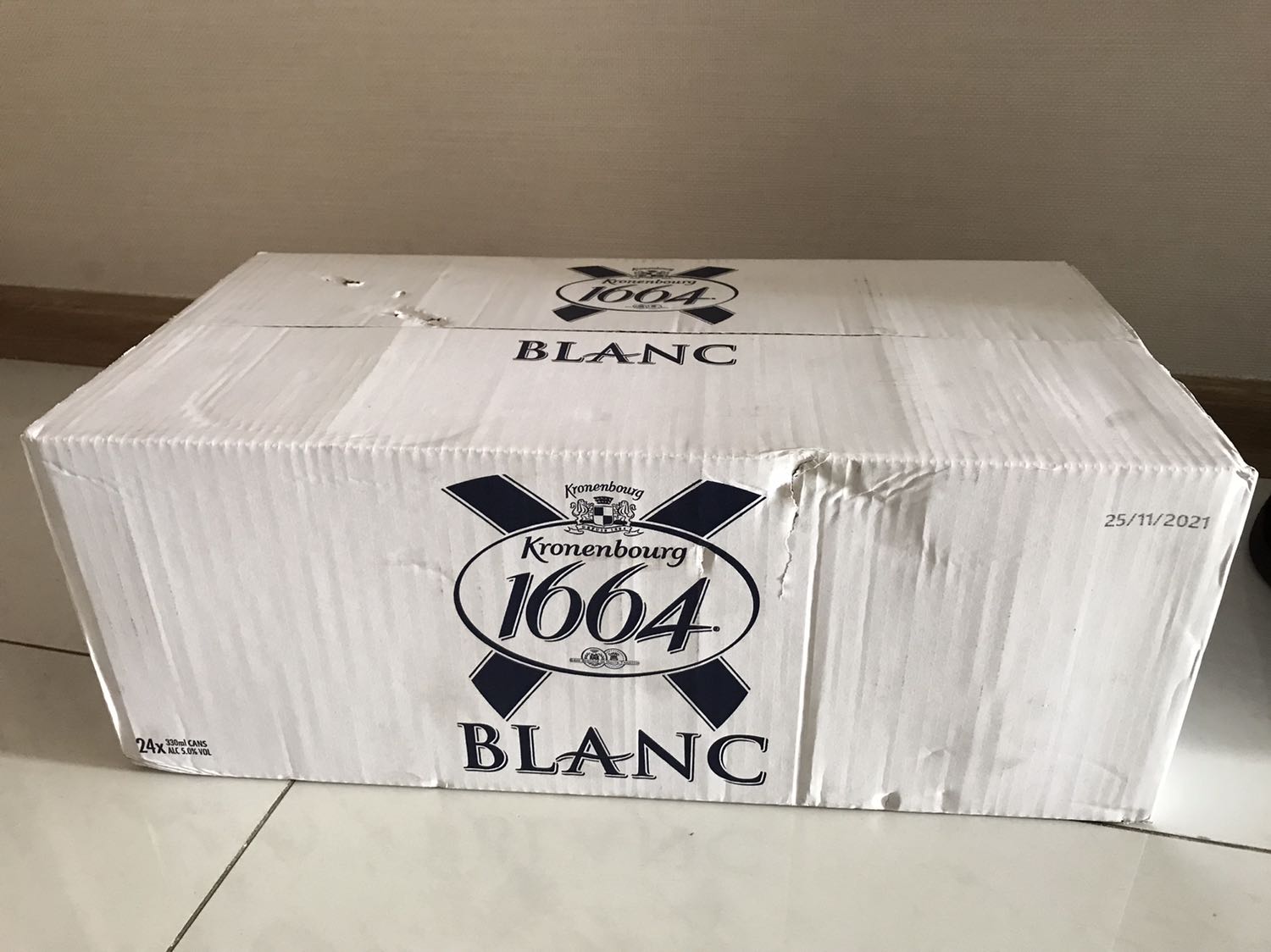 Tiki giao thùng bia Kronenbourg 1664 và quà tặng 4 ly rất đẹp được nhà sản xuất đóng gói kỹ để tránh vỡ ly thuỷ tinh. Do mỗi ly đóng trong cùng lốc 6 lon bia, nên kích thước lớn hơn thùng bia 24 lon thường. Bia có hạn sử dụng đến 25/11/2022.