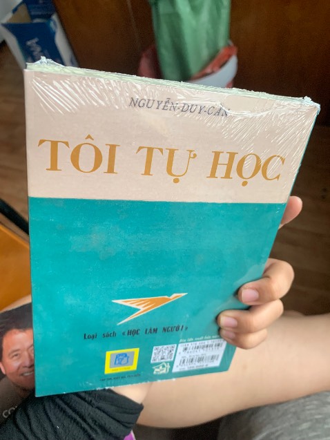 Nội dung: có nhiều góc nhìn hay ho về việc học trong sách này mà mình rất tâm đắc đó là: kiến thức thì cần phải tiêu hoá và phải làm sao mà mình vận dụng được mà chẳng cần tâm sức để nhớ ấy mới là kiến thức hữu dụng và sự học có hiệu quả; tìm hiểu về chủ đề hay tác phẩm gì thì nên tìm đến cái gốc của nó thì mới hiểu đúng được ý tác giả chứ ko nên đọc qua góc nhìn phân tích của các tác giả khác, nếu như là sách ngoại văn thì có thể tham khảo từ góc nhìn bình phẩm của tác giả trong nước trước rồi tìm đến tác phẩm gốc cũng được, còn tốt hơn nữa thì có thể học ngoại ngữ để tự mình khám phá cái hay của tác phẩm gốc. Qua đó tác giả cũng khuyến khích việc học ngoại ngữ  nhiều hơn. Ngoài ra cũng có nhiều tư duy, góc nhìn về việc học và cách học mình thấy cũng hay mà tự mỗi người nên đọc để học hỏi. Tuy nhiên, vì tác giả sống cách thời của mình hiện tại khoảng 100 năm nên chữ nghĩa câu từ sẽ có nhiều cái nó ko mang nghĩa như hiện tại mình hiểu nên nếu đọc thì cần tra mạng để hiểu đúng ý tác giả. Ngoài ra cũng có vài suy nghĩ của tác giả mình thấy nó vẫn mang màu sắc cũ của thời trước nhưng cũng là điểm đáng suy ngẫm vì chính tác giả cũng nói là đọc sách như là đang giao tiếp với tư tưởng của tác giả, ko tư tưởng của người nào là khớp hoàn toàn với ng nào cả, huống chi tác giả sống cách mình tận gần 100 năm. Nên là với mình thì mình giữ tâm thế tham khảo và chọn lọc những tư dưởng suy nghĩ của tác giả mà mình thấy hay và giúp ích cho mình.
Bao bì và in ấn: bìa đẹp, kiểu chữ có cảm giác hoài cổ của thời trước, trông cũng lạ mà cũng hay