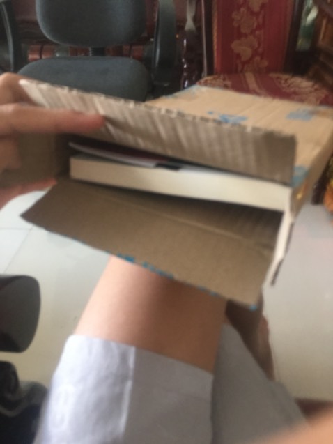 Đóng gói ncc, ko seal nên sách trầy mẹ r, còn bị cong sách ở góc to *** luồn nữa, chống sốc ko biết là có hay ko thấy mỗi tờ giấy để làm gì cũng *** biết, phần bookmark thì trầy hay xước mẹ r nhìn bực mình *** chịu được, nói chung là ko nên mua