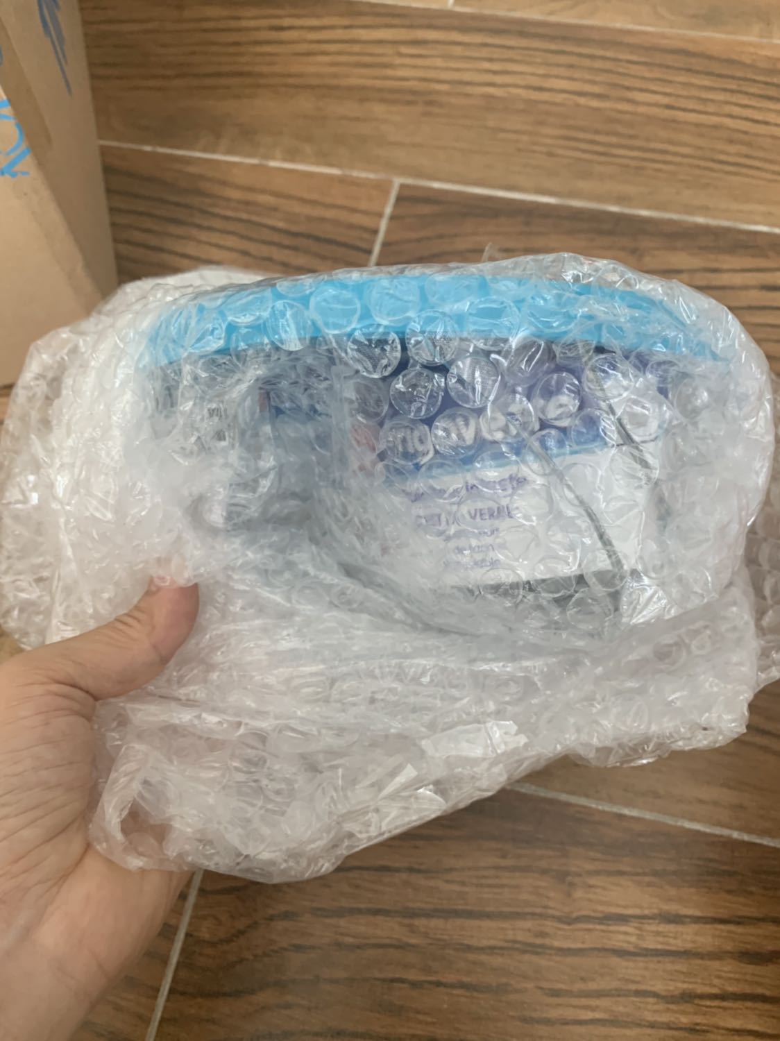 mình mua 2 hộp 1 chai thì bị vỡ mất 1 hộp. còn lại thì chất lượng tốt.