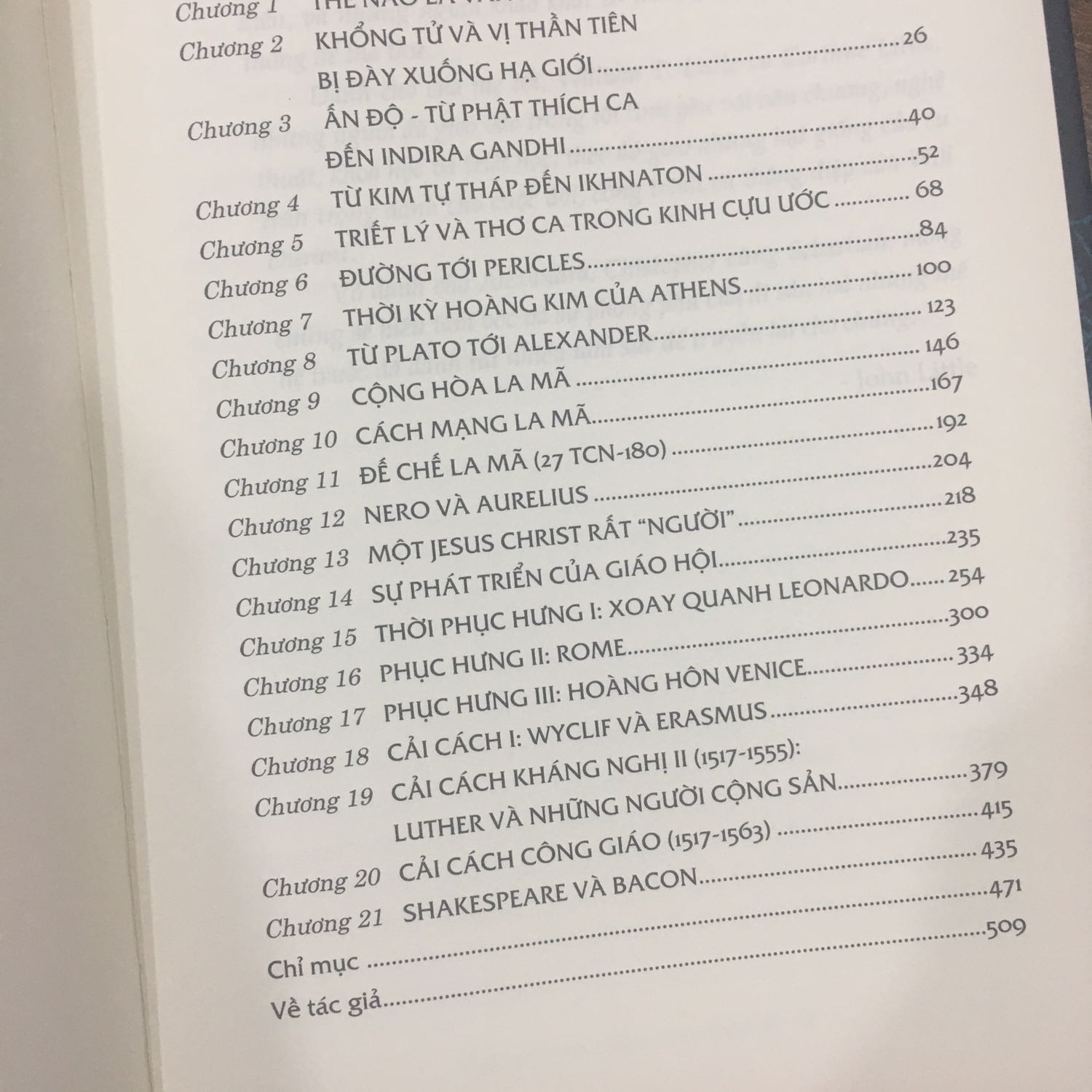 - Mặc dù gửi từ Đà Nẵng ra HN nhưng tiki ship rất nhanh, nhân viên nhiệt tình. Vận chuyển đường xa nhưng sách nhận được bọc trong túi nilon, không bị móp méo gì.

- Về sách: Thật khó hiểu cho Nhã Nam khi phần mục lục có tận 509 trang (phần chỉ mục và về tác giả), nhưng thực tế sách có 496 trang, tức là mất hẳn phần chỉ mục và về tác giả luôn. Tại sao một nhà xuất bản lớn lại để 1 lỗi nghiêm trọng như thế này nhỉ?
