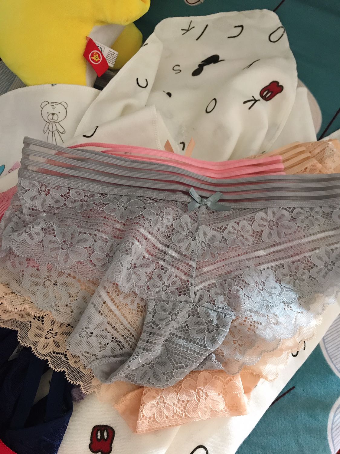 Quần k giống mẫu, mà có 3 cái có tem à, còn 7 cái k có tem. Thất vọng. Còn khăn thì k biết có rut nuoc k vì chưa xài