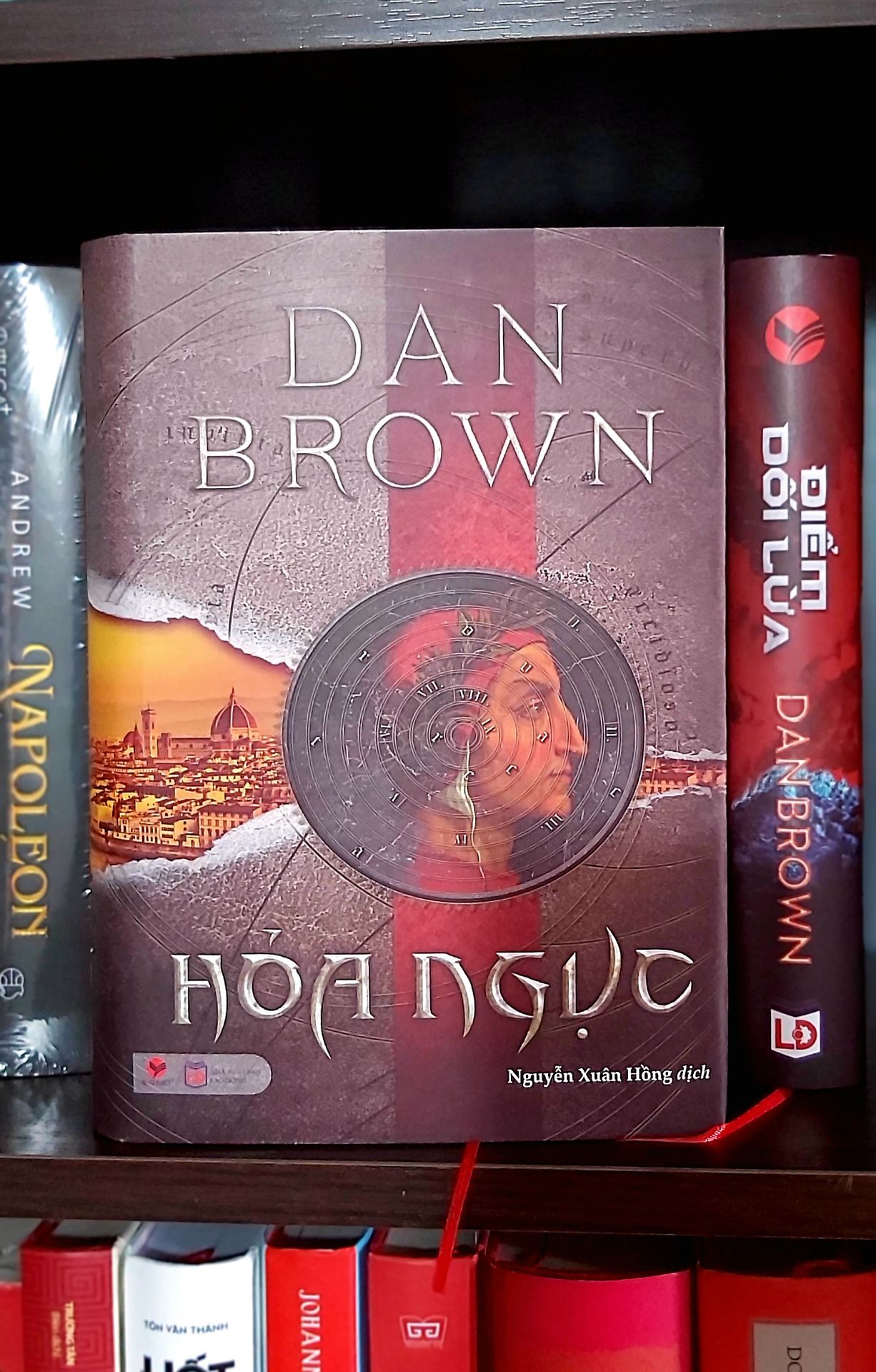 "Trong tác phẩm vô cùng hấp dẫn và kịch tính này, Dan Brown lại một lần nữa “tự phá kỷ lục của chính mình”. Hỏa ngục thực sự là một cuốn sách vô cùng thú vị, một tiểu thuyết làm say lòng độc giả bằng vẻ đẹp của nghệ thuật, lịch sử và văn học kinh điển Ý, đồng thời cũng đặt ra những câu hỏi nhức nhối về vai trò của khoa học trong tương lai của chúng ta."
Sách đẹp, dày dặn cầm chắc tay. Thiết kế bìa sách mang phong cách cổ điển. Mình áp mã khuyến mại và Tiki xu nên được giá yêu thương 57k 🥰.
Dịch vụ Tiki 5 ⭐⭐⭐⭐⭐