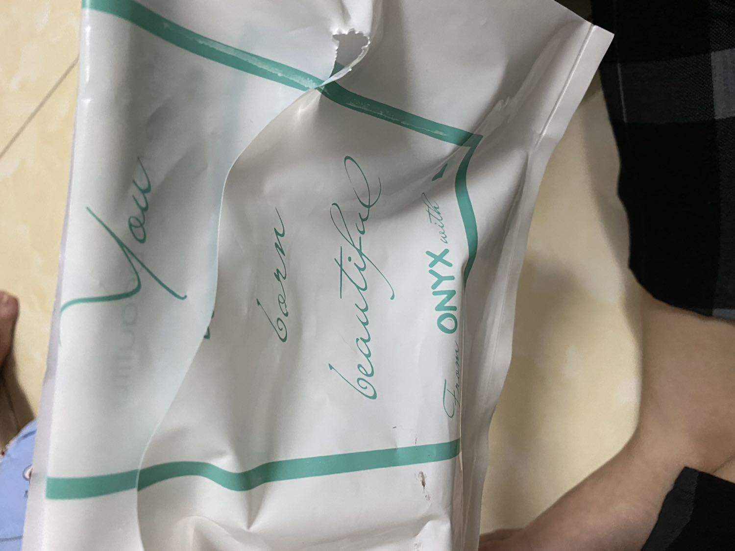 Sản phẩm thì *** mã k ra...còn đóng gói thì bị rách một đường...k hiểu nỗi một sản phẩm như thế mà gói lại bị rách một đường như thế thì nghỉ người bán có tâm không