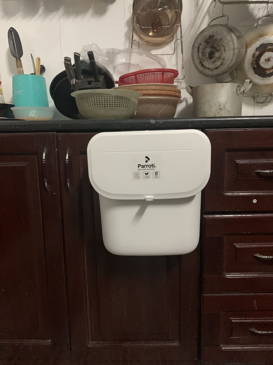 Thùng rác nhỏ gọn, dễ thương,chất liệu nhựa mỏng, nhẹ, màu sắc trang nhã. Tuy nhiên có 2 điểm trừ là chỗ phần gắn với nắp thùng và thùng rác nhẹ, khớp khít cạn, nông nên dễ bị trật ra ngoài; hai bên không có quai để cố định túi đựng rác. 
Mình góp ý nên thiết kế rãnh gắn giữa nắp thùng và thùng rác sâu để phần nắp được cố định chắc chắn hơn và có thêm 2 quai hoặc móc để giữ túi đựng rác không bị tụt khi rác nặng hoặc đầy.Mong là cty cải thiện sản phẩm tốt hơn đến người tiêu dùng, sẽ ủng hộ tiếp.