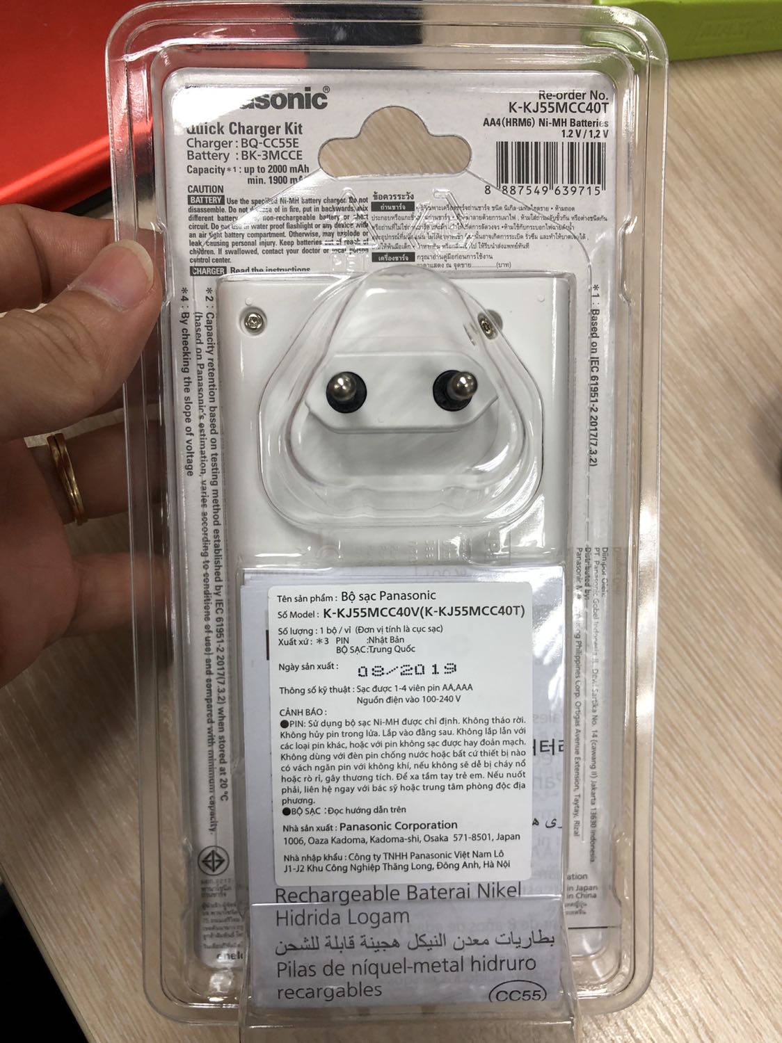 Đúng hàng chính hãng, sạc nhanh 1,5h và 4 pin AA 2000mAh