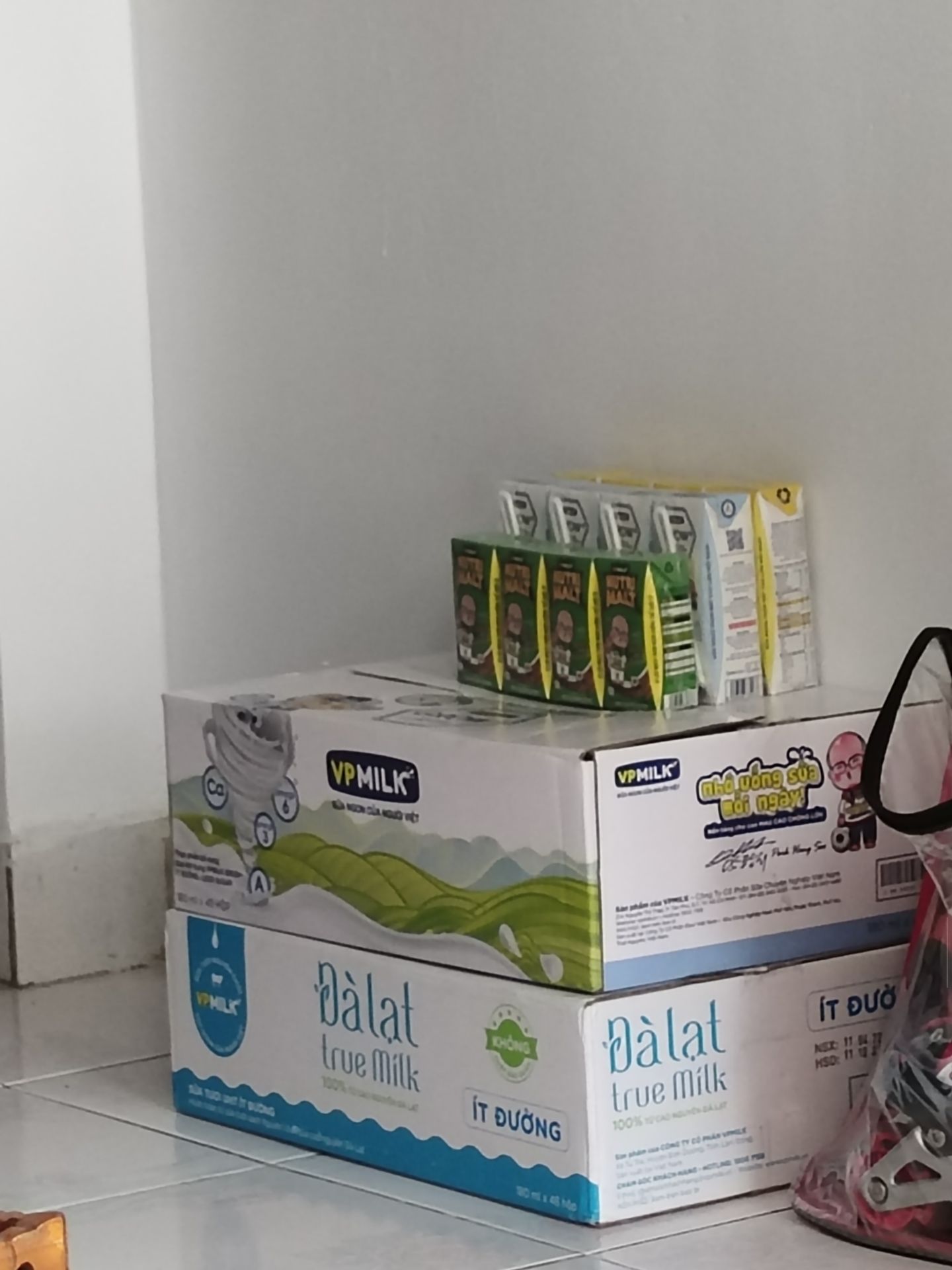 sữa tươi này ngon này mua được giá tốt còn có khuyến mãi, date xa xăm, xịn sò nhé, uống sữa này lâu nay rồi, vẫn hoàn hảo