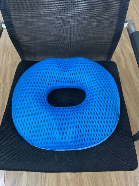 Sản phẩm đúng mô tả. Ngồi rất êm, ngồi lên thế chắc chắn mà giảm đỡ mỏi ê mông lắm. Mình ngồi văn phòng ngày hơn 10 tiếng, có em này cảm giác như đỡ mỏi đi bao nhiêu. Thế là đặt thêm 2c cho đồng nghiệp.  Shop tư vấn nhiệt tình, giá lại hợp lý. M ng nên mua.