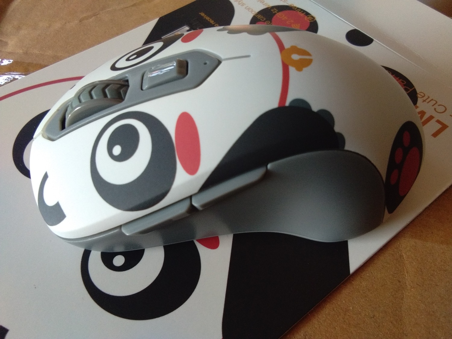 Hài lòng ở đây trước hết là Tiki giao hàng nhanh, đóng gói cẩn thận, dán tem hàng dễ vỡ ngoài hộp, bên trong chuột được bọc  lớp giấy cứng. Bao bì sản phẩm đẹp, mới, không có dấu hiệu bị bóc tách. Sản phẩm có được tặng kèm pin, mẫu mã đẹp, giống hình. Mặt trước và sau chuột đều mới, không bị trầy xước. Lăn chuột hơi cứng tay, nút ấn có tạo tiếng, hai nút bên thân sử dụng tốt, tiện để ấn quay lại, tiến lên phần trước. Nút ấn nhạy, di chuyển nhanh và mượt ngay cả khi không dùng lót chuột. Trong quá trình sử dụng luôn có đèn đỏ sáng, thanh on-off hơi khó sử dụng.
Nói chung ấn tượng lần đầu tốt đẹp, còn về độ bền phải sử dụng lâu hơn mới đánh giá chính xác được.