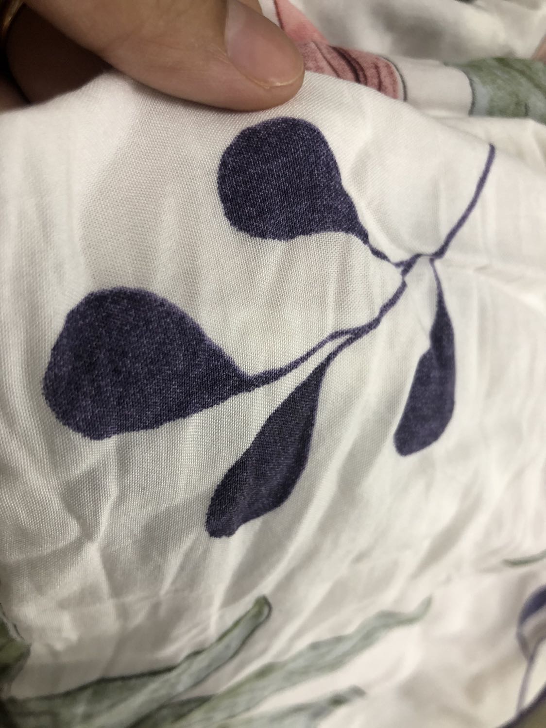 Chất vải mát, hoạ tiết giống hình. Tuy nhiên vải hơi nhăn khi không treo lên. Góp ý shop nên để tên các mẫu sao cho khách dễ hiểu vì để BN1, BN2,v.v thì ko biết cái nào là cái nào. Nếu mua tiếp mình sẽ vẫn ủng hộ shop. Loại này có dạng 3 lỗ hoặc 2 dây nữa thì thật tốt.