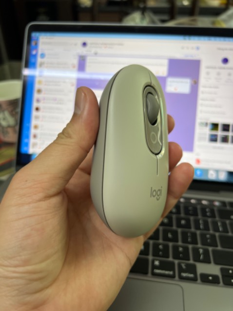 Mình dùng với Mac rất ngon, cuộn không bị dật khựng chỉ có điều là hơi nhỏ :) Full box nguyên seal