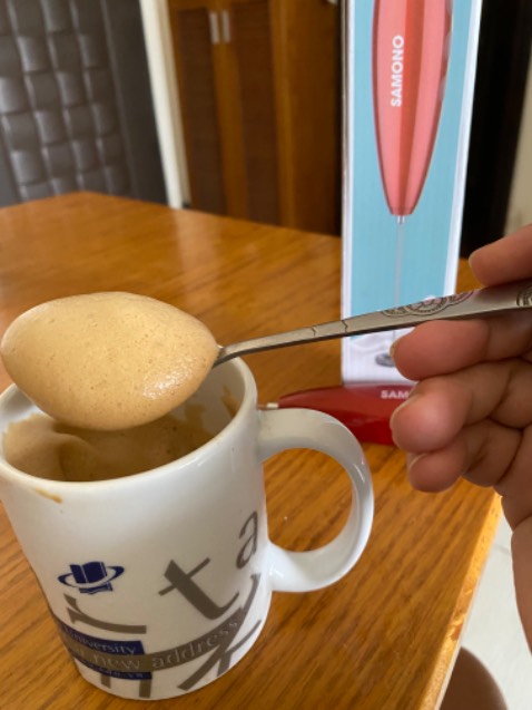 Đóng gói kỹ. Giao hàng (liên kết) có tâm và kiên nhẫn vì mình liên tục bận sau 4 cuộc gọi, hơi có lỗi với shipper.

Ấn tượng đầu tiên khi mở đóng gói là bao bì thanh lịch, chắc chắn, sản phẩm được kèm 2 cục pin xịn, màu và cảm quan bên ngoài là máy đúng mô tả, chất liệu ổn, cầm cứng cáp không phải dạng nhựa dỏm. Xuất xứ TQ.

Có video hoạt động của máy đính kèm. Yeap, hoạt động mạnh mẽ, êm dịu; sau khi cho đá vào đánh thêm vài giây, foam nổi lên nhìn mê ly, có cảm giác đánh 1-2 trứng làm cái bánh nho nhỏ cũng ổn!

Hiếm có hàng nào cỡ 120k mà mang lại nhiều niềm vui như máy này. Nhà cung cấp uy tín. Đáng tiền nhe mọi người, nên mua!