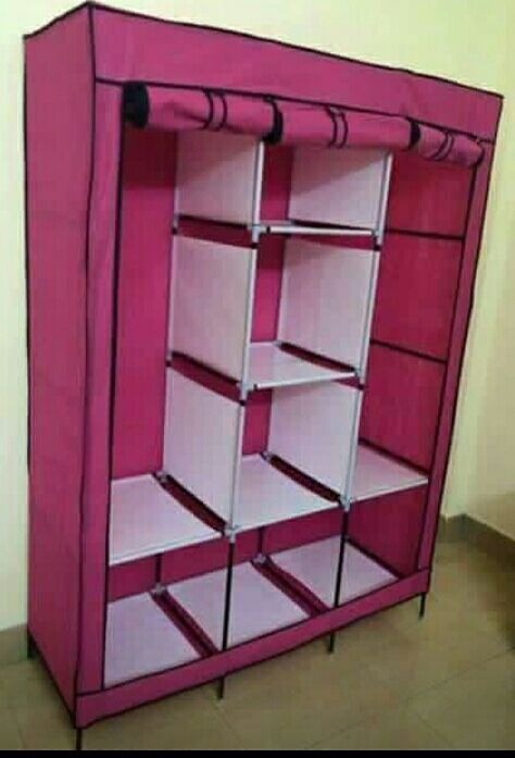 Ngồi mày mò rồi cũng lắp xong thấy đẹp và chắc chắn ra phết. Mình mua cho bạn gái, đồ để khá thoải mái, tủ cũng cứng cáp ko bị chệch choạc hay gì cả; hơi bất ngờ thấy hàng Việt Nam, mua ủng hộ hàng việt nam :))) 
Vải ko thấm nước, màu đẹp, dáng dấp ok, ngăn rộng rãi. Thích ...