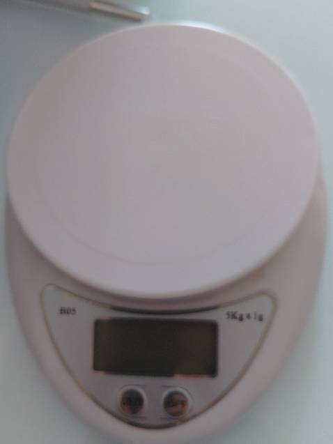 Hộp dơ cũ, cân cũng có vết dơ ố, không biết có phải hàng đã qua sử dụng hay không