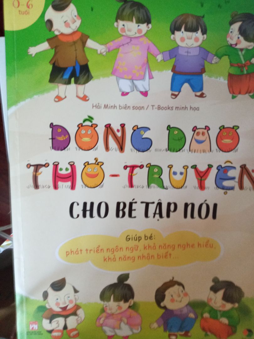 Sách có 3 phần như trong tiêu đề bìa, mình đọc thấy 1 số bài được, thấy 1 số bài kì kì lắm, bé còn nhỏ nên chỉ tập trung nghe được 1 chút xíu, ngoài ra còn có 1 số trò chơi trí tuệ nhỏ trong sách cho các bé lớn hơn