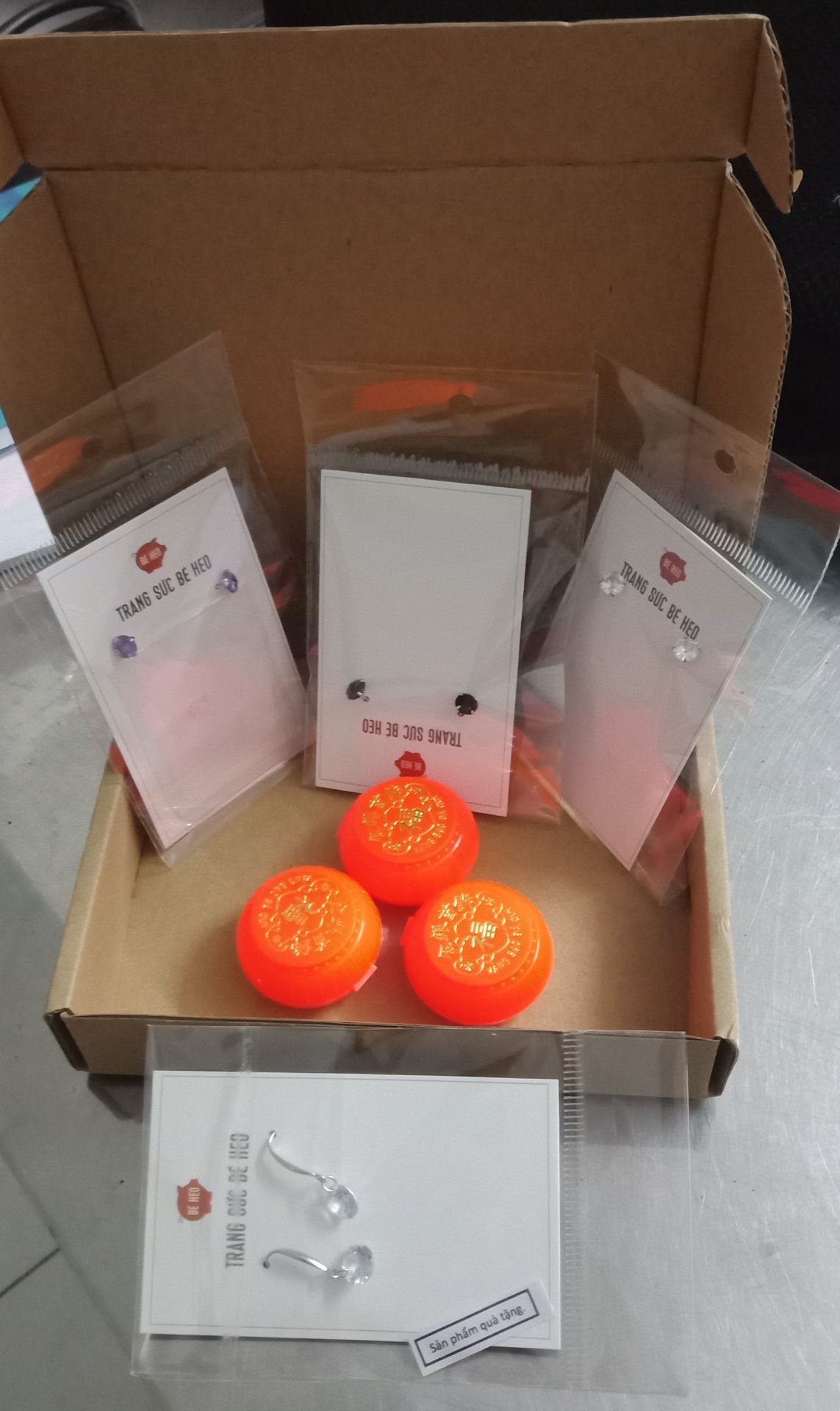 Shop đóng gói cẩn thận, giao hàng nhanh, thái độ làm việc chuyên nghiệp, được thêm quà tặng kèm. Sẽ ủng hộ shop.