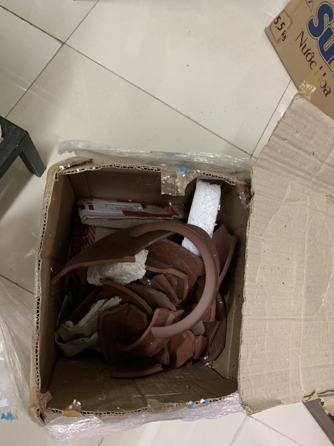 Mình mua sản phẩm nhưng khi mở ra thì ko còn là chum sành nữa mà nát vụn thành 1 đống sành vụn như thế này. Sản phẩm chỉ bọc trong 1 thùng giấy có lót 1 lớp xốp lên trên nắp chum.