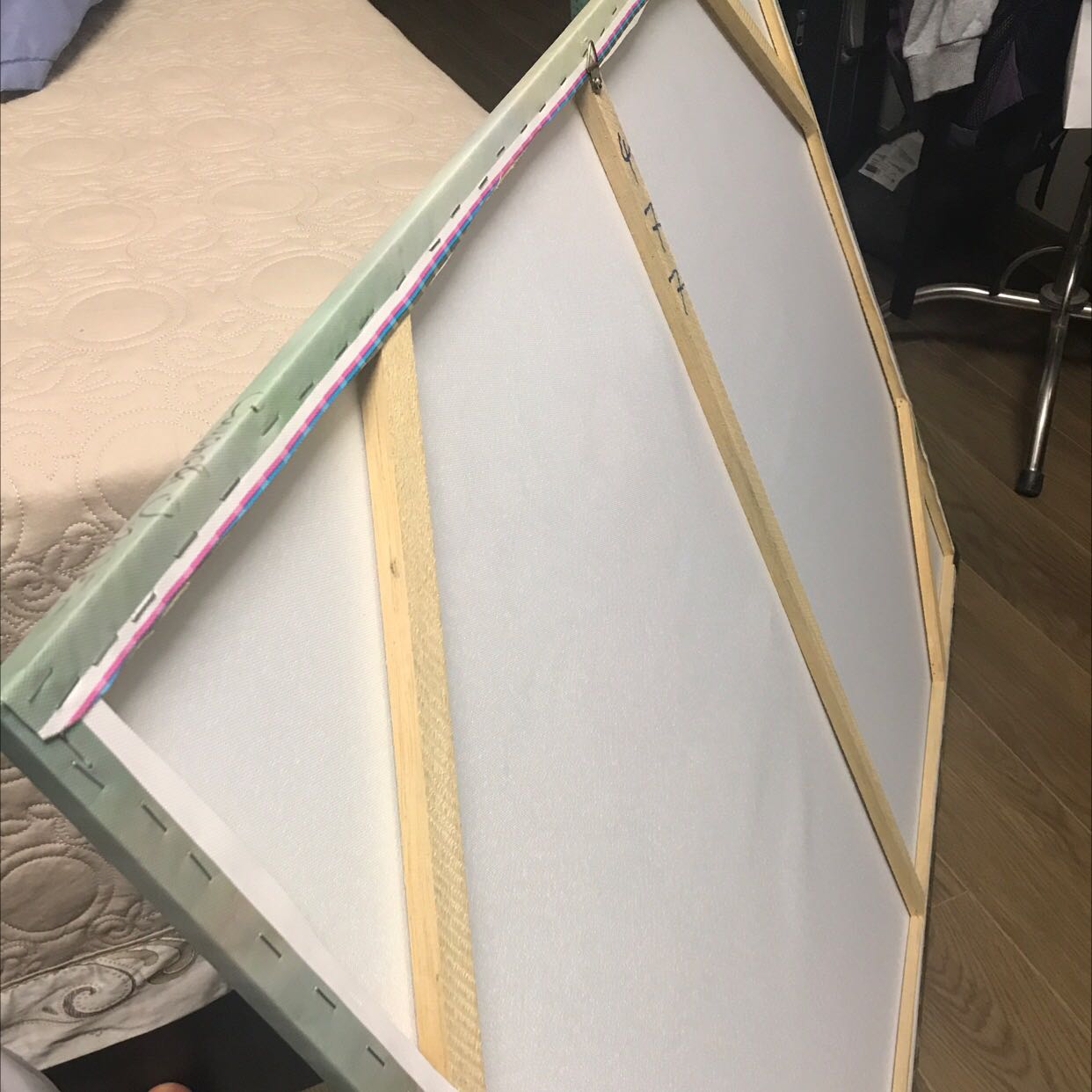 Tranh khung nhìn chán quá. Mua giảm giá xong vẫn cảm thấy quá đắt so với giá trị thật của nó. Thực sự rác nhà!