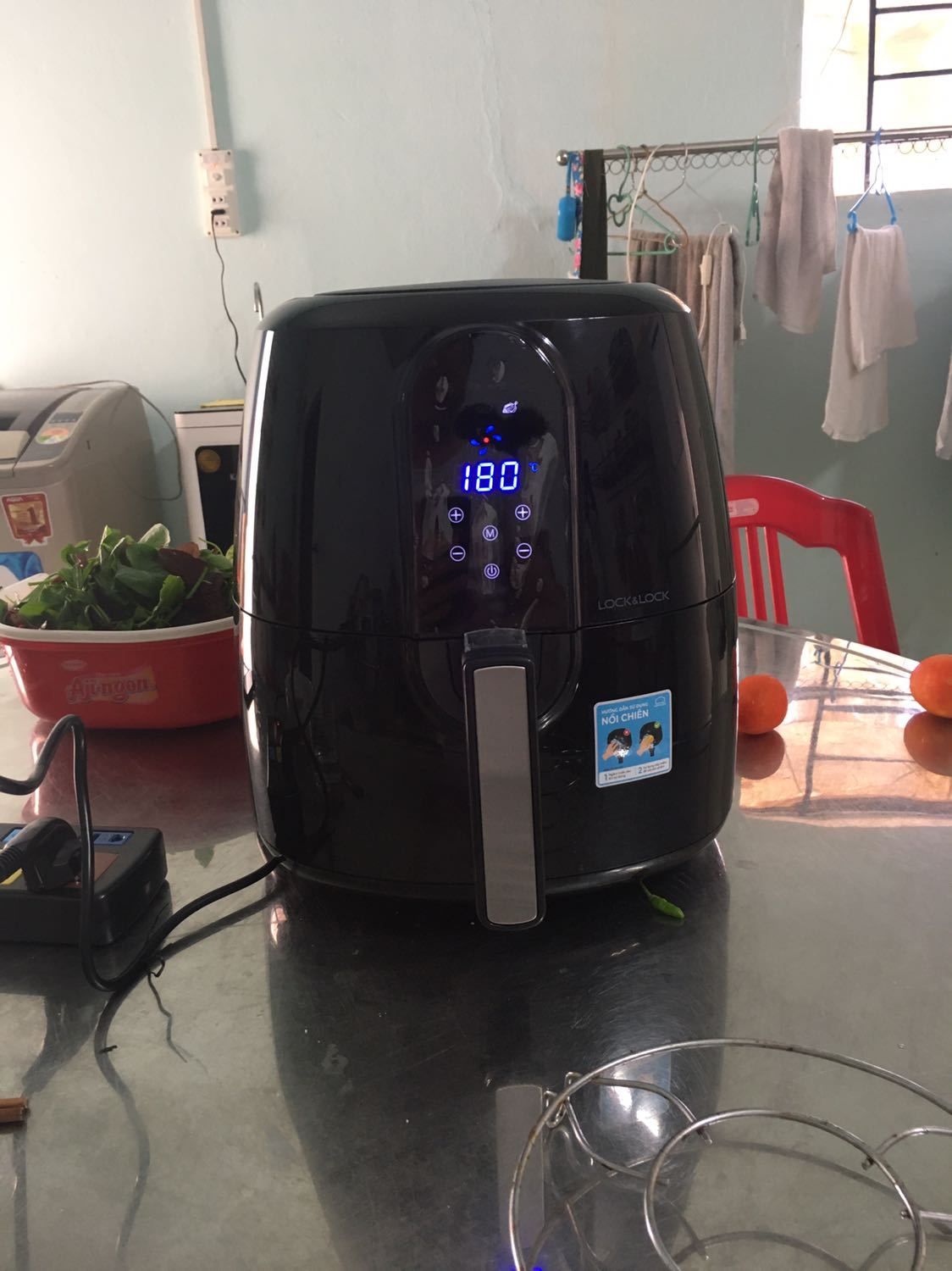 Mới nhận được hàng và thử luôn. Thấy nhanh và tiện lợi. Nồi hoạt động tốt. Mỗi tội hơi nóng, nên cẩn thận.

Tiki giao hàng đóng gói cẩn thận, nhưng không nhanh. 

Điểm trừ là săn kĩ rồi nhưng mua xong thì Tikitranding lại mở bán model sau của nồi ngày là 357. Giá rẻ hơn và sale nhiều hơn. Cay thật

Dẫn tới phí ship hàng tư nhà cung cấp khác cao hơn. Dùng coupon như không. Nên bạn nào mua thì check kĩ nha