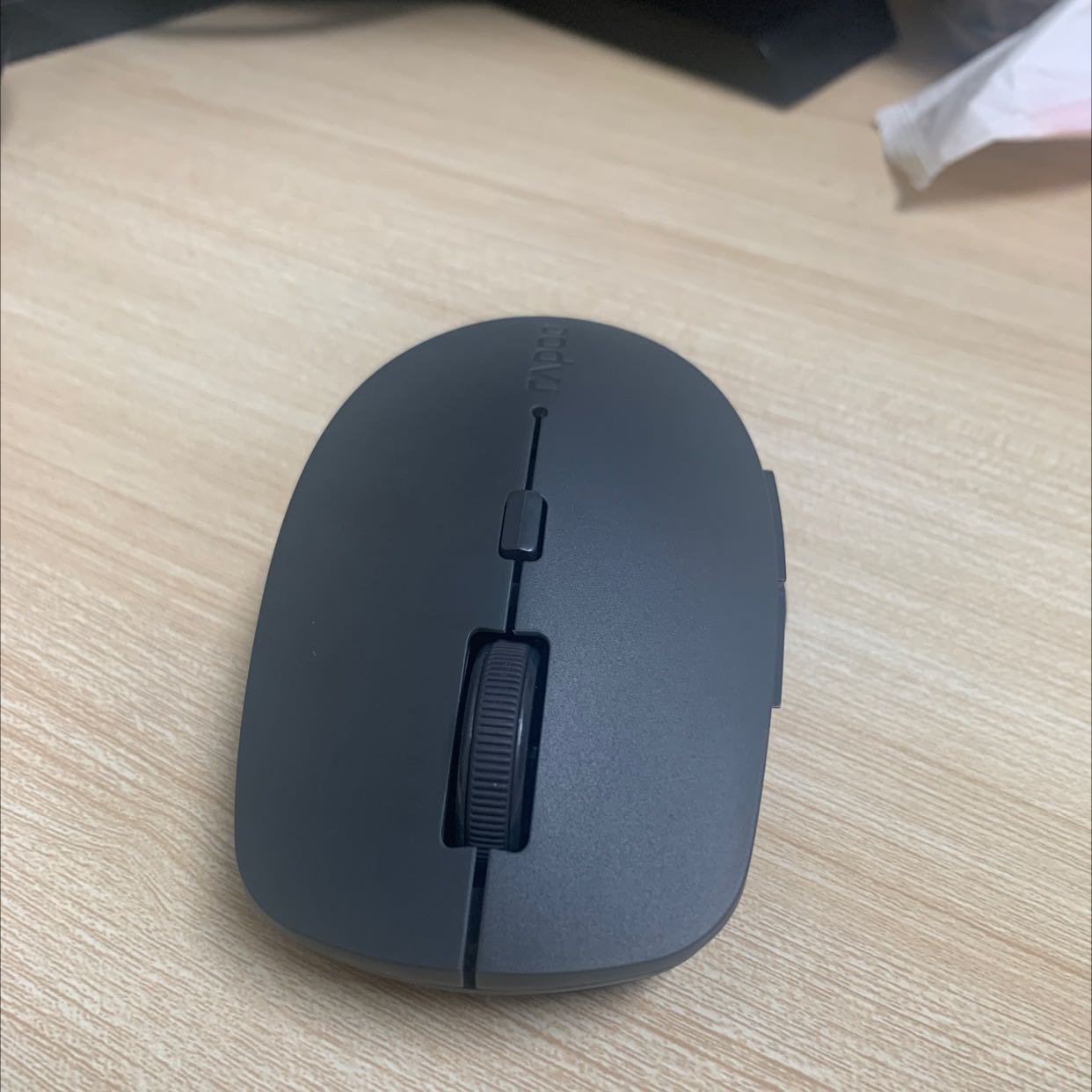 Chất liệu nhựa không ưng cho lắm. 
Sản phẩm tốt trong tầm giá