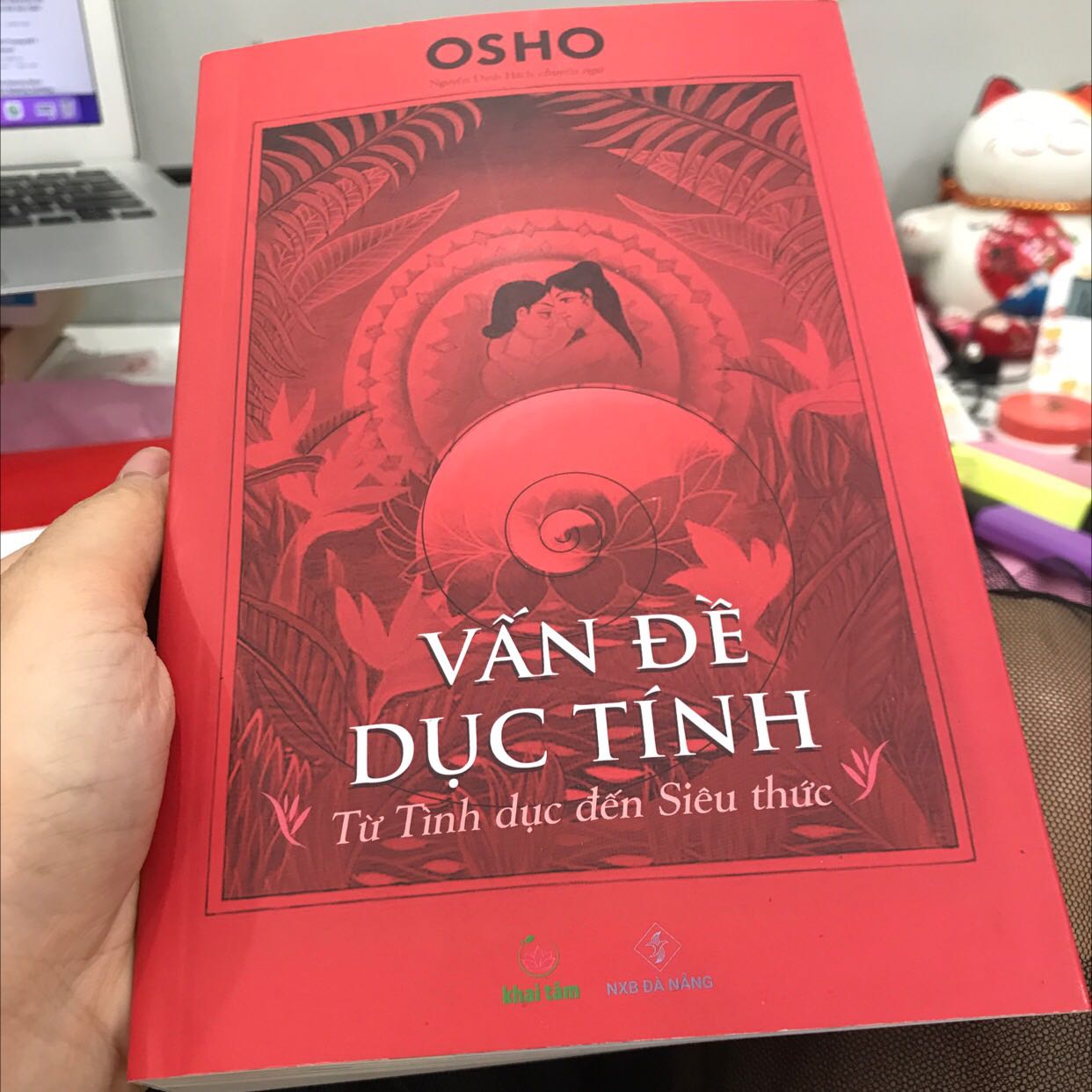 Một cuốn có nội dung thực tế và rất tuyệt vời, tuyệt vời, tuyệt vời ... nên có 1 cuốn trong tủ sách của mình.. nội dung thì các bạn nên đọc và tự cảm nhận. Osho nêu ra, phân tích, đưa ra rất nhiều ví dụ để chúng ta hiểu rõ thực trạng chứ không phải né tránh! Cám ơn tác giả, dịch giả, nhà xuất bản, shop bán sách ạ !!!
