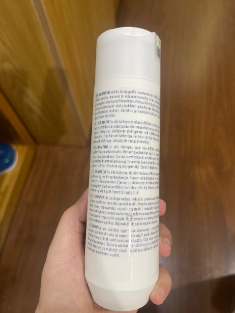 Gội sạch da đầu cho tóc dầu