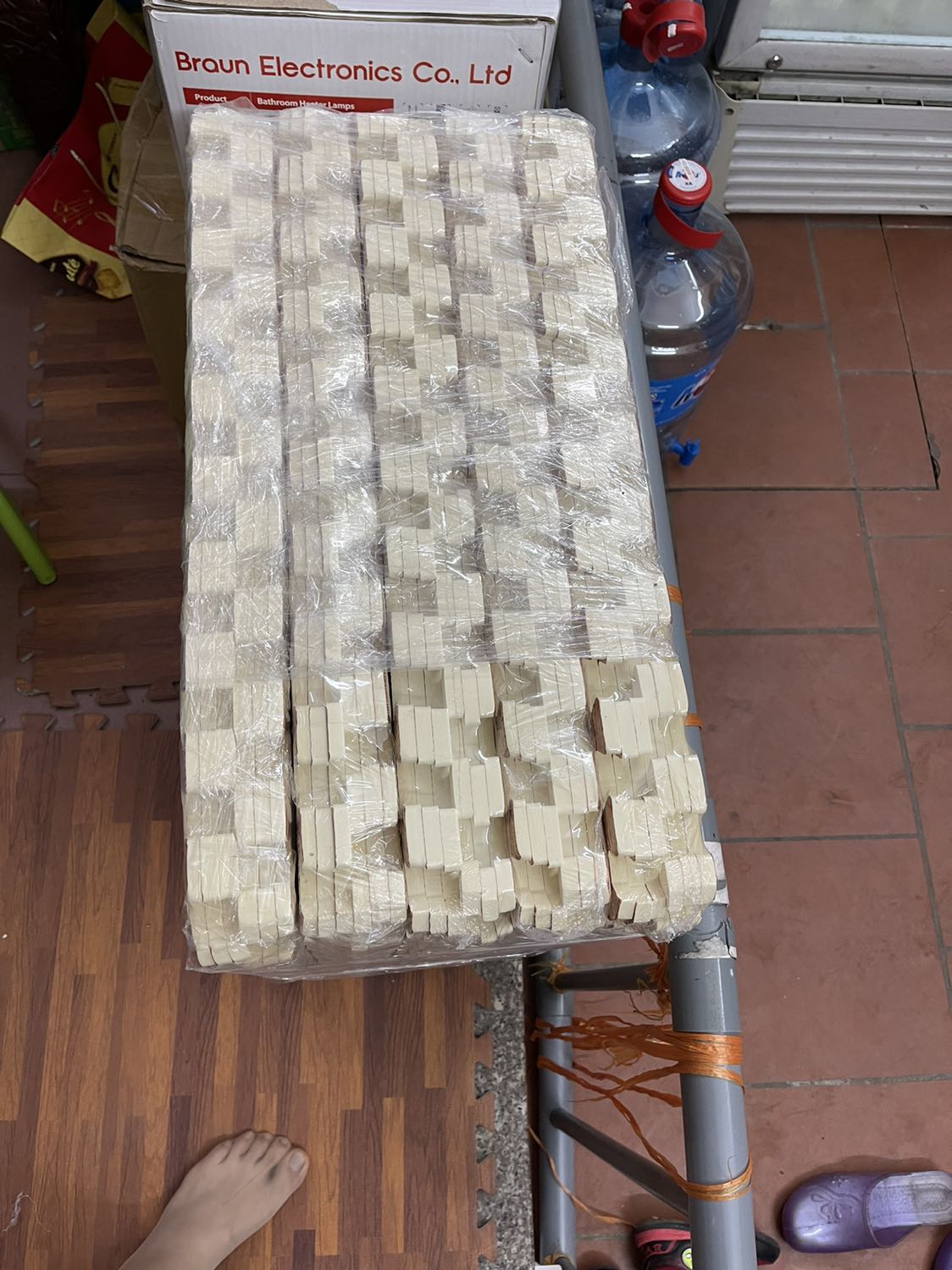 Shop ghi 1 set 12 tấm nhưng thực tế giao 1 set chỉ 6 tấm. Mình đặt 5 set theo thông tin ghi trên tiki phải được 60 miếng nhưng thực tế chỉ có 30 miếng. Mình nhờ người nhà